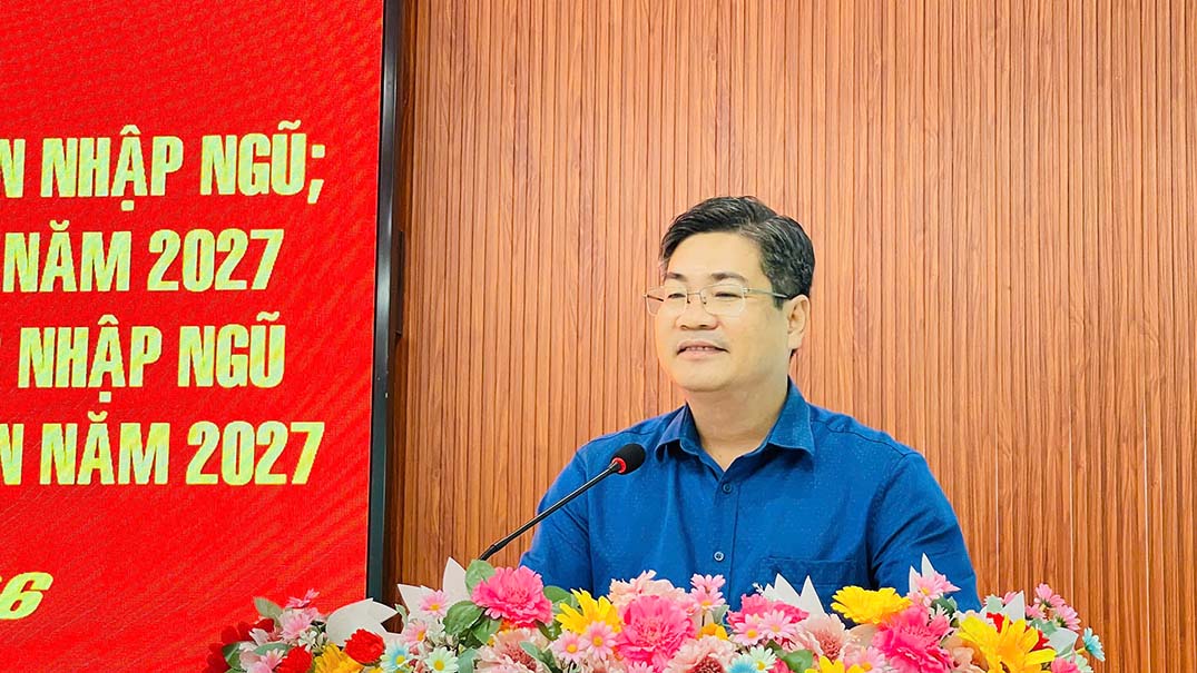 Phó Bí thư Đảng ủy, Chủ tịch UBND, Chủ tịch Hội đồng NVQS xã Huỳnh Ngọc Nguyên phát biểu tại hội nghị