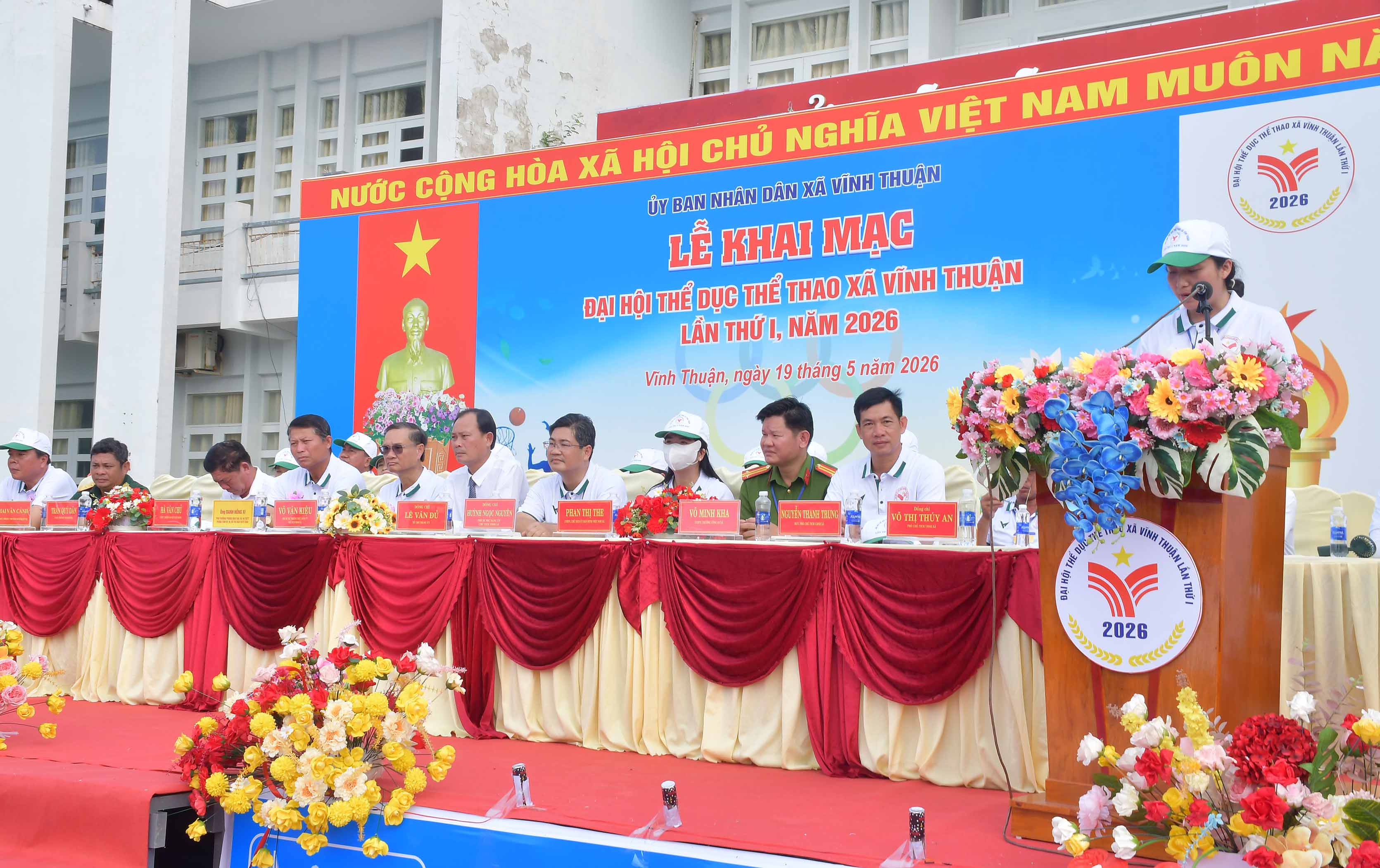 Bà Võ Thị Thúy An, Đảng ủy viên, Phó Chủ tịch UBND xã, Phó Trưởng Ban Tổ chức Đại hội Thể dục thể thao xã phát biểu tại khai mạc